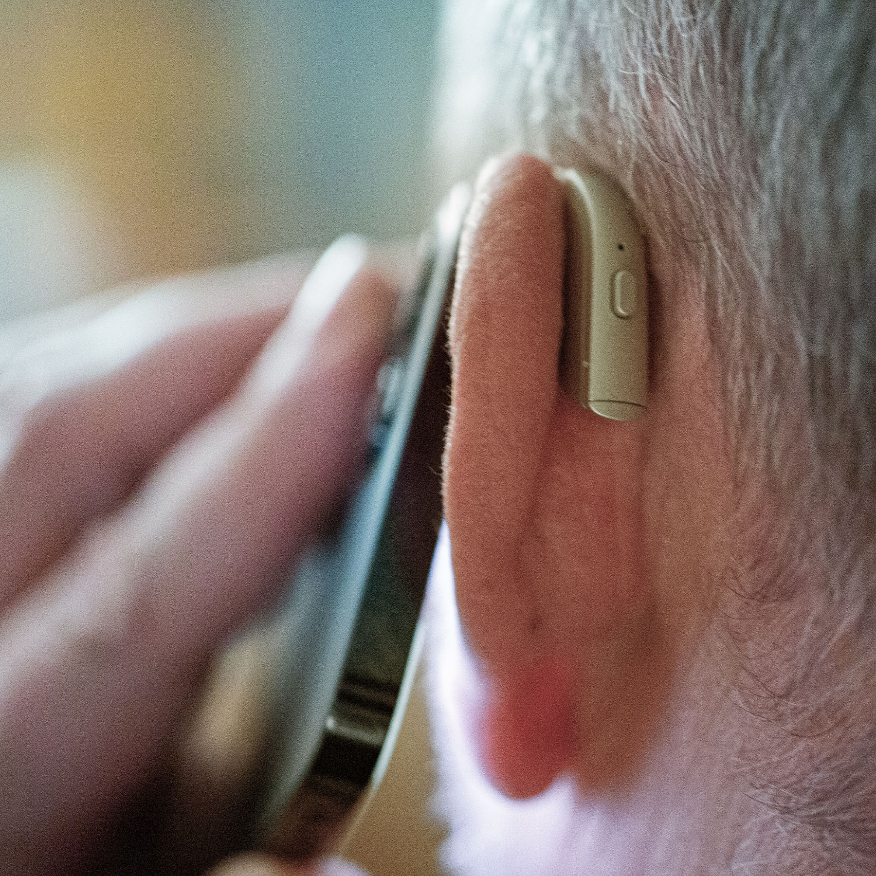 Resound One Telefonierender Mann