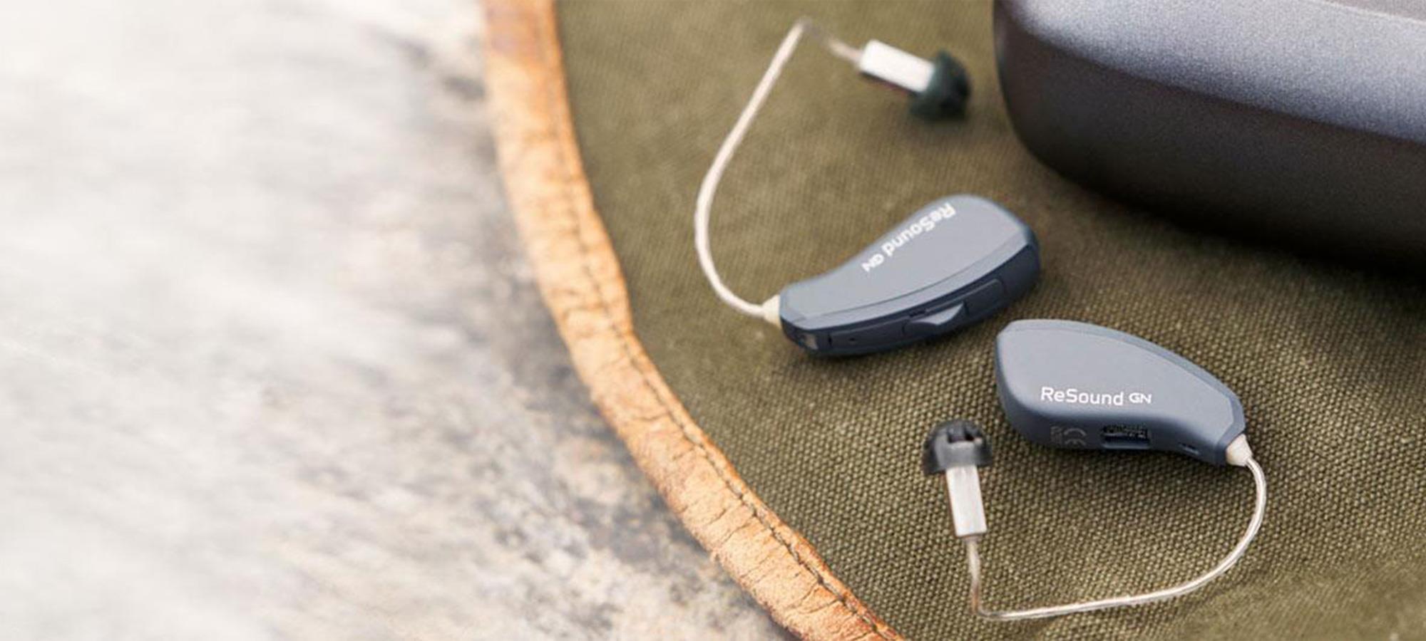 Quattro hearing aids with a charger