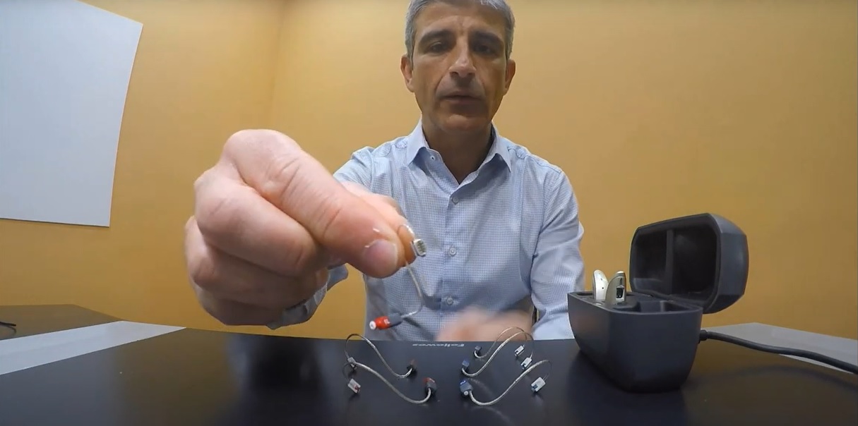 Jefe de producto en ReSound España mostrando nuevo microprocesador de auricular SureFit3