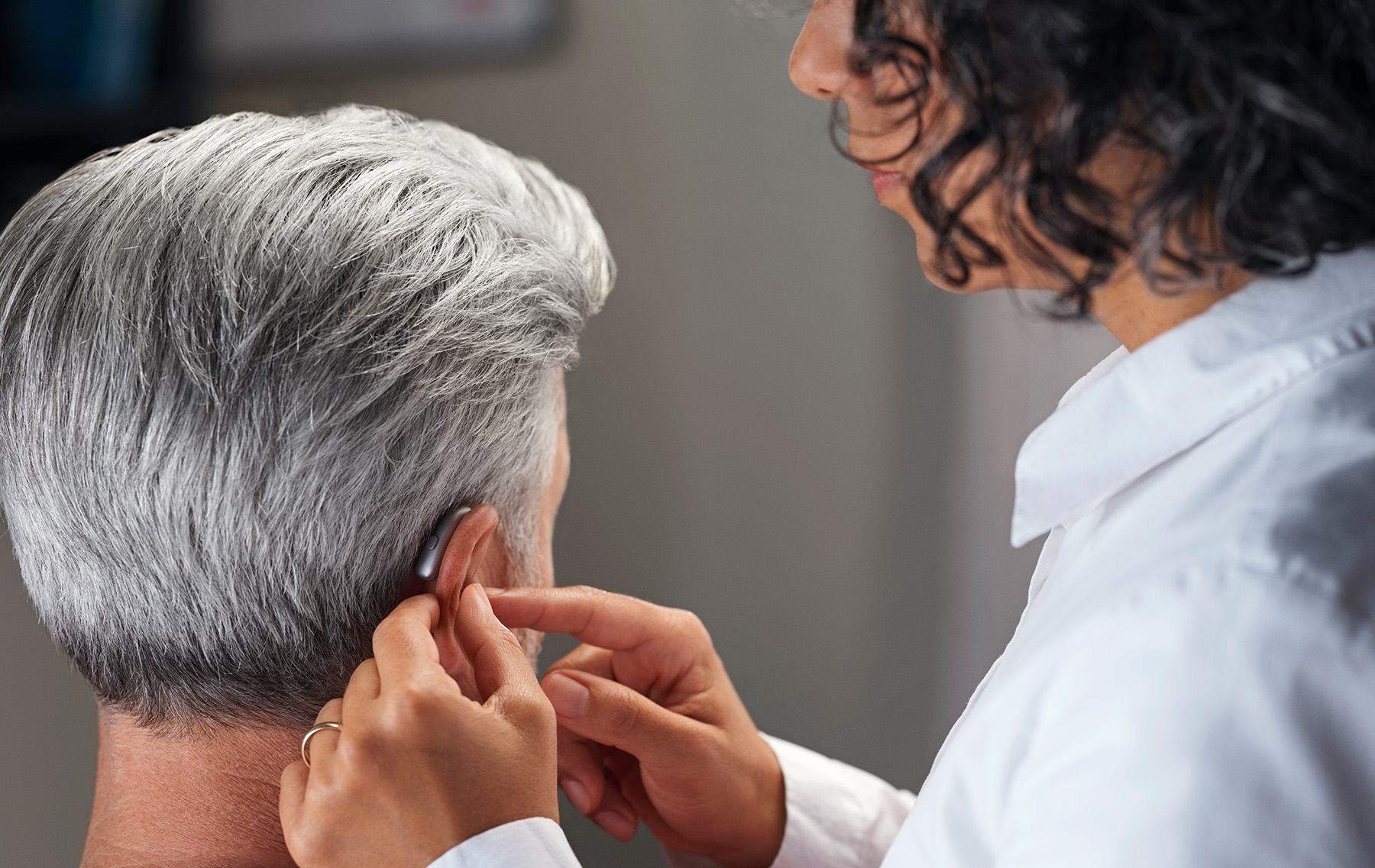 ReSound_OMNIA_mini_RIE_audiologist_ear