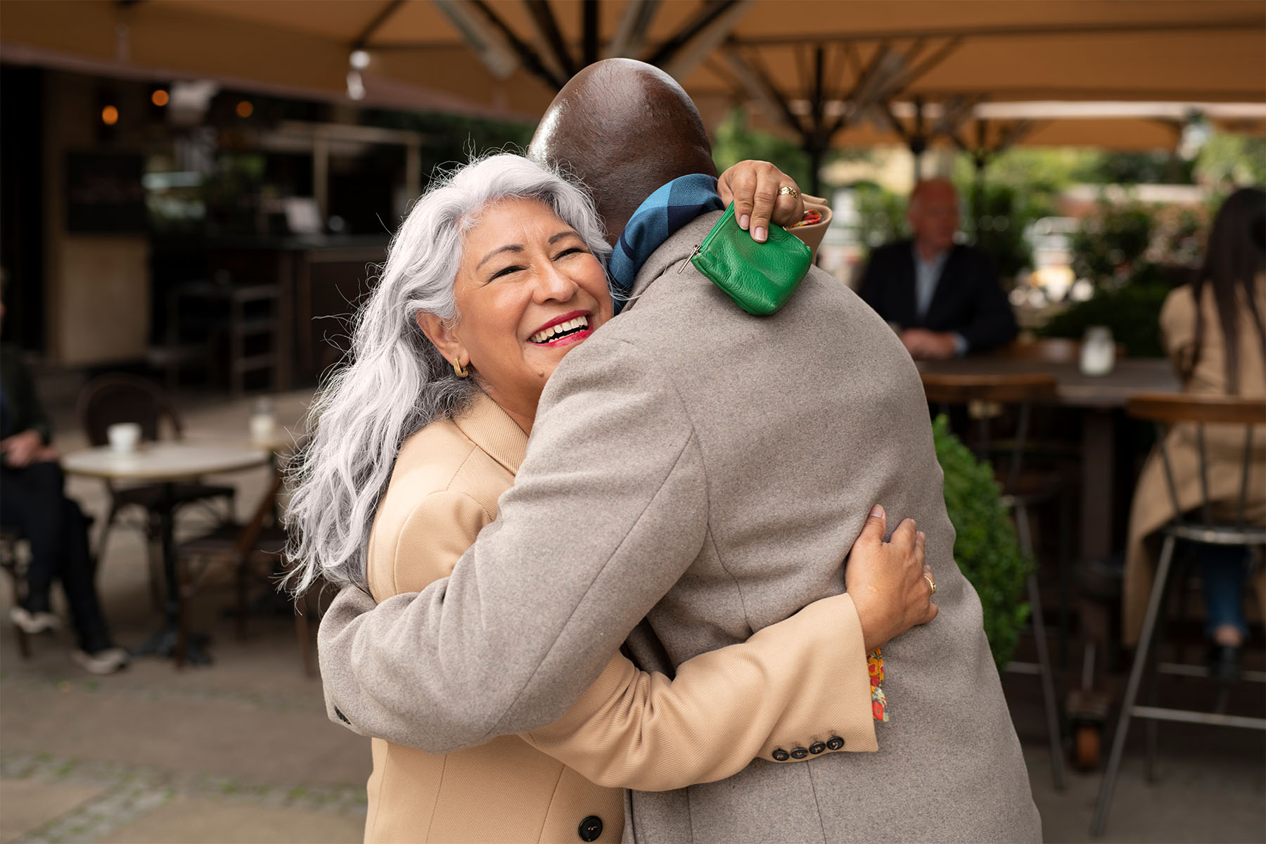 resound one personer som kramas utanför café