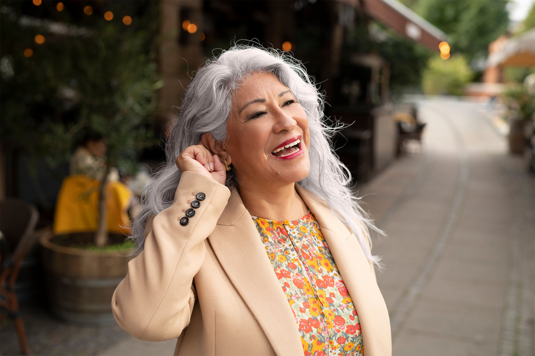 resound one bte kvinna som trycker på knapp