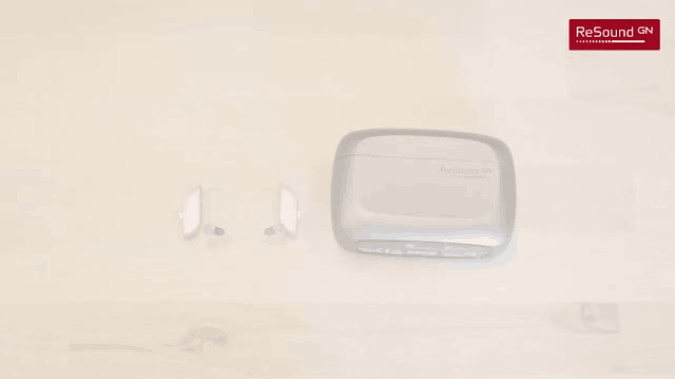 Placez l'aide auditive dans le chargeur premium