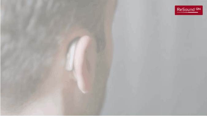 Retirez l'aide auditive